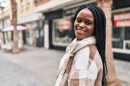 Téléchargez les photos : Afro-américaine femme souriant confiant debout à la rue - en image libre de droit