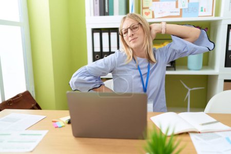 Téléchargez les photos : Young blonde woman business worker suffering for backache working at office - en image libre de droit
