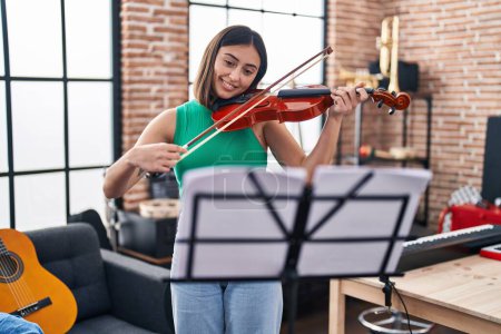 Téléchargez les photos : Jeune musicienne hispanique jouant du violon au studio de musique - en image libre de droit