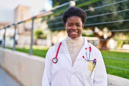 Foto de Mujer afroamericana vistiendo uniforme médico de pie en la calle - Imagen libre de derechos