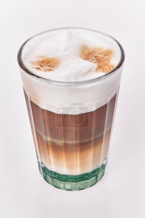 Téléchargez les photos : Un verre de café cappuccino sur fond blanc isolé - en image libre de droit