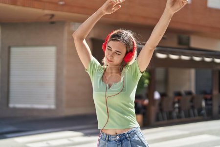 Téléchargez les photos : Young woman smiling confident listening to music and dancing at street - en image libre de droit