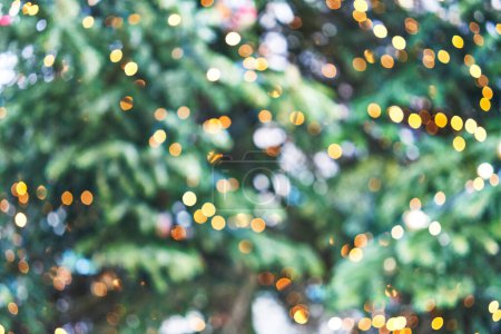 Foto de Imagen de luces borrosas árbol de navidad en la calle - Imagen libre de derechos