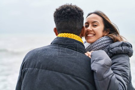Téléchargez les photos : Homme et femme couple souriant confiant s'embrassant au bord de la mer - en image libre de droit