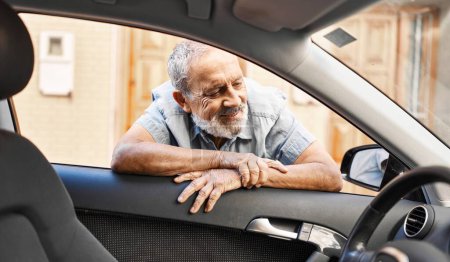 Téléchargez les photos : Senior grey-haired man smiling confident leaning on door car at street - en image libre de droit