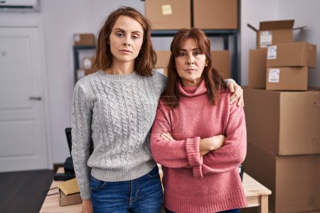 Foto de Dos mujeres que trabajan en la pequeña empresa ecommerce pensamiento actitud y expresión sobria buscando confianza en sí mismo - Imagen libre de derechos