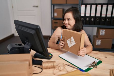Foto de Síndrome de Down mujer comercio electrónico trabajador de negocios que tiene videollamada que muestra orden de paquete en la oficina - Imagen libre de derechos
