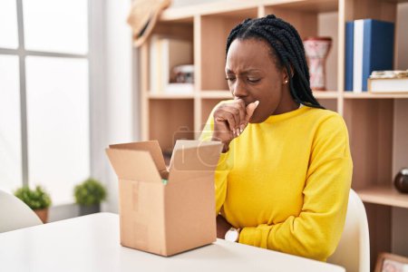 Téléchargez les photos : Belle femme noire ouvrant boîte en carton se sentant mal et la toux comme symptôme de rhume ou de bronchite. concept de soins de santé. - en image libre de droit