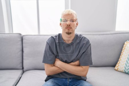Téléchargez les photos : Jeune homme caucasien portant des lunettes de réalité virtuelle sceptique et nerveux, désapprouvant l'expression sur le visage avec les bras croisés. personne négative. - en image libre de droit