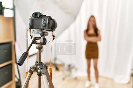 Foto de Joven mujer caucásica modelo teniendo foto sesión estudio de fotos - Imagen libre de derechos