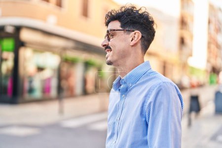 Téléchargez les photos : Young caucasian man smiling confident looking to the side at street - en image libre de droit
