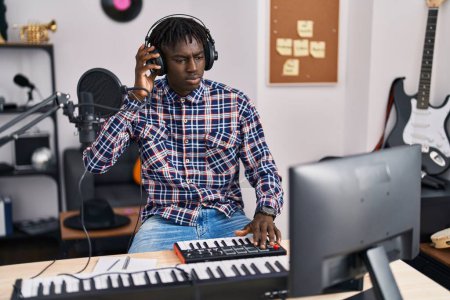 Foto de African american man musician having dj session at music studio - Imagen libre de derechos