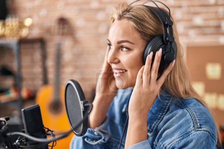 Téléchargez les photos : Jeune artiste blonde chantant au studio de musique - en image libre de droit