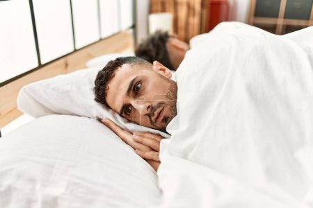 Téléchargez les photos : Deux hommes hispaniques couple dormant dans la chambre - en image libre de droit