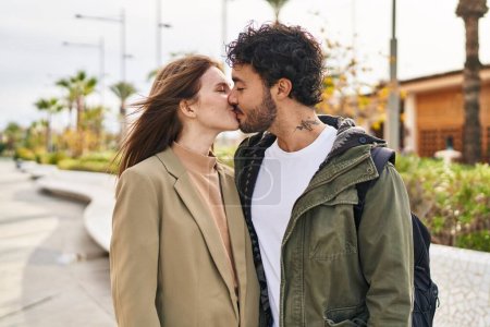 Téléchargez les photos : Homme et femme s'embrassant et s'embrassant dans la rue - en image libre de droit