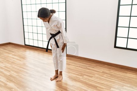 Téléchargez les photos : Afro-américaine fille portant kimono entraînement karaté au centre sportif - en image libre de droit