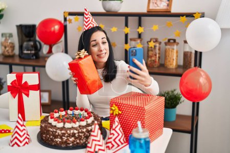 Foto de Joven mujer caucásica celebrando cumpleaños teniendo videollamada en casa - Imagen libre de derechos