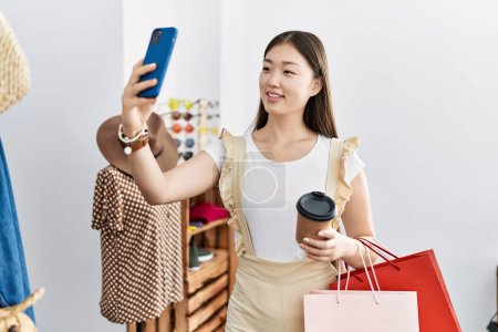 Foto de Joven asiático mujer ir de compras tomando selfie foto en al por menor tienda - Imagen libre de derechos
