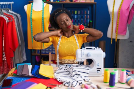 Téléchargez les photos : African american woman tailor stressed using sewing machine at sewing studio - en image libre de droit