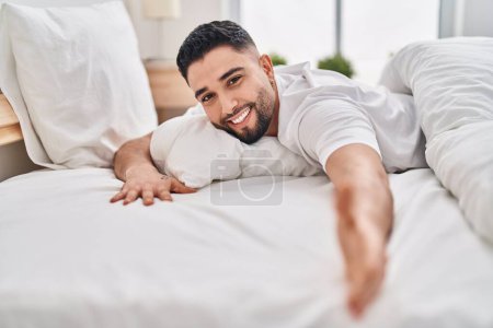 Téléchargez les photos : Young arab man smiling confident lying on bed at bedroom - en image libre de droit