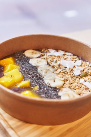 Foto de Delicious take away bowl of healthy breakfast at coffee shop terrace - Imagen libre de derechos