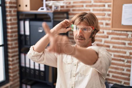 Téléchargez les photos : Jeune homme d'affaires utilisant des lunettes vr travail au bureau - en image libre de droit