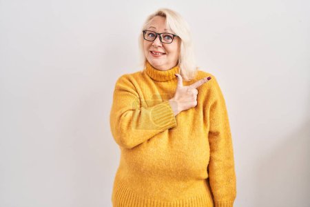 Téléchargez les photos : Middle age caucasian woman wearing glasses standing over background cheerful with a smile of face pointing with hand and finger up to the side with happy and natural expression on face - en image libre de droit