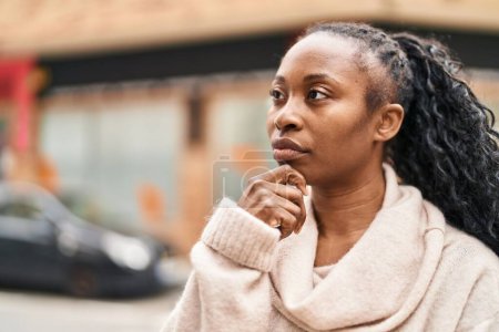 Téléchargez les photos : African american woman standing with doubt expression at street - en image libre de droit