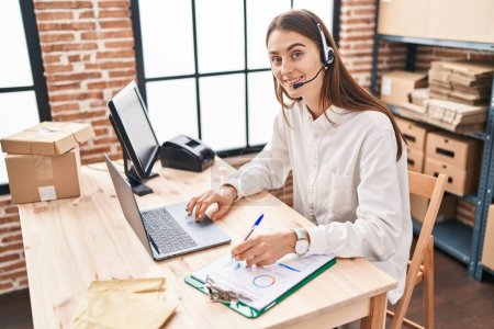 Téléchargez les photos : Young caucasian woman ecommerce business worker having video call writing on document at office - en image libre de droit