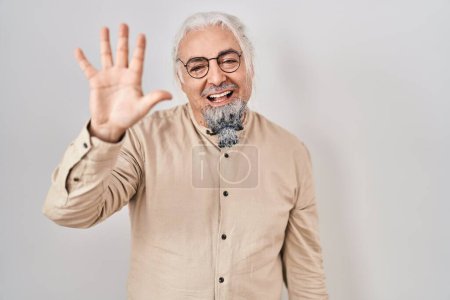 Téléchargez les photos : Homme d'âge moyen avec les cheveux gris debout sur fond isolé montrant et pointant vers le haut avec les doigts numéro cinq tout en souriant confiant et heureux. - en image libre de droit