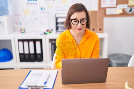 Téléchargez les photos : Middle age woman business worker using laptop working at office - en image libre de droit