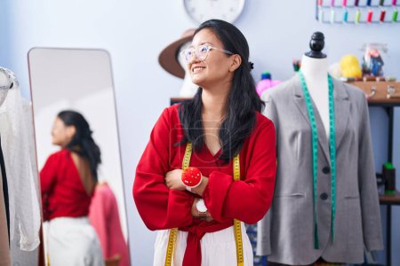 Téléchargez les photos : Jeune femme chinoise tailleur souriant confiant debout avec les bras croisés geste à l'atelier - en image libre de droit
