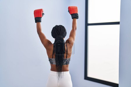 Foto de Mujer afroamericana usando guantes de boxeo en el centro deportivo - Imagen libre de derechos