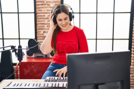 Téléchargez les photos : Jeune femme dj jouer session de musique au studio de musique - en image libre de droit