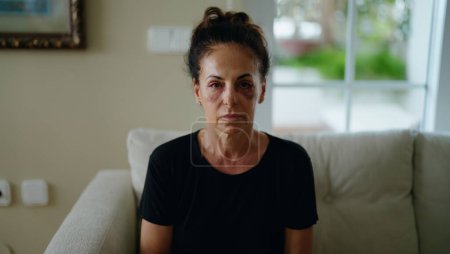 Téléchargez les photos : Femme hispanique du Moyen Âge souffrant de violence domestique avec des ecchymoses sur les yeux à la maison - en image libre de droit