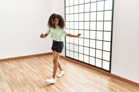 Téléchargez les photos : Africaine américaine fille souriante danse confiante à l'école de danse - en image libre de droit