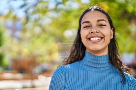 Téléchargez les photos : Jeune femme afro-américaine souriante confiante debout au parc - en image libre de droit