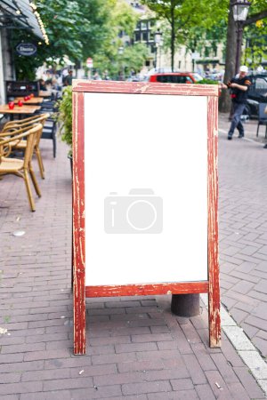Téléchargez les photos : Bannière vierge vide sur la terrasse du café - en image libre de droit