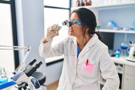 Téléchargez les photos : Jeune femme chinoise portant un uniforme de scientifique examinant le diamant au laboratoire - en image libre de droit