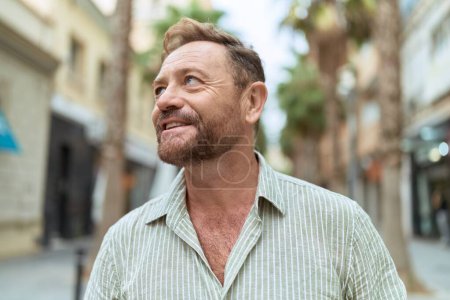 Téléchargez les photos : Middle age man smiling confident looking to the side at street - en image libre de droit