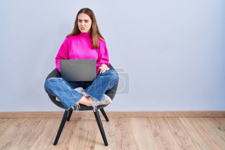 Foto de Joven chica hispana que trabaja usando computadora portátil deprimida y preocupada por la angustia, llorando enojada y asustada. expresión triste. - Imagen libre de derechos