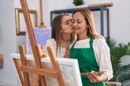 Téléchargez les photos : Deux femmes artistes dessinent et s'embrassent au studio d'art - en image libre de droit