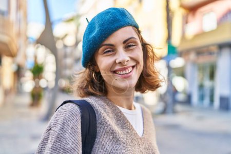 Téléchargez les photos : Jeune femme caucasienne touriste souriant marche confiante à la rue - en image libre de droit