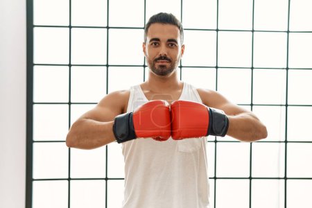 Téléchargez les photos : Jeune homme hispanique boxe au centre sportif - en image libre de droit