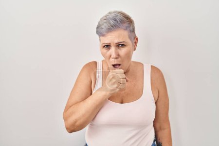 Téléchargez les photos : Middle age caucasian woman standing over white background feeling unwell and coughing as symptom for cold or bronchitis. health care concept. - en image libre de droit