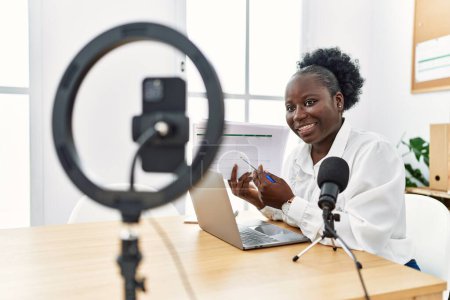 Téléchargez les photos : Jeune femme afro-américaine d'affaires ayant un appel vidéo au studio de radio - en image libre de droit