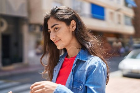 Téléchargez les photos : Young hispanic girl smiling confident looking to the side at street - en image libre de droit