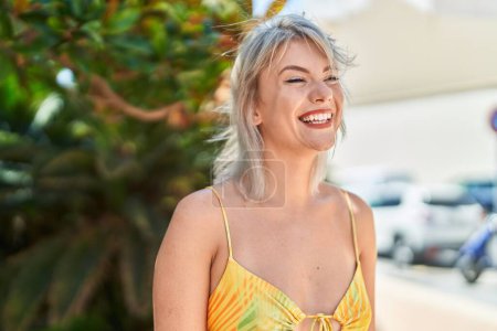 Téléchargez les photos : Young blonde woman smiling confident looking to the side at park - en image libre de droit