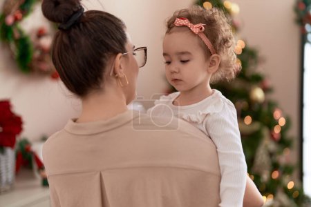Téléchargez les photos : Femme et tout-petit debout près de l'arbre de Noël à la maison - en image libre de droit