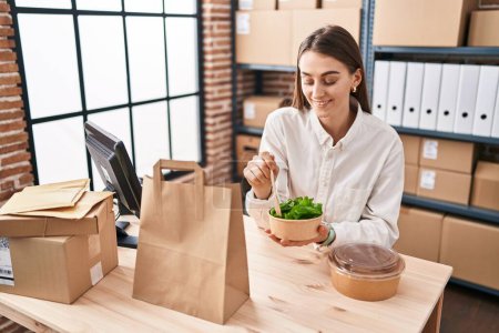 Téléchargez les photos : Young caucasian woman ecommerce business worker eating salad at office - en image libre de droit